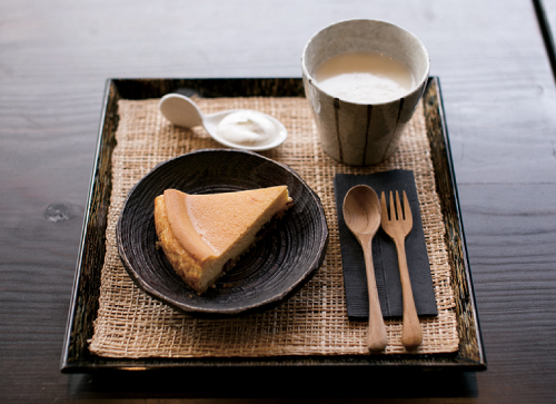 ケーキセット ¥800 （甘酒ミルク（HOT）と酒造のチーズケーキ）